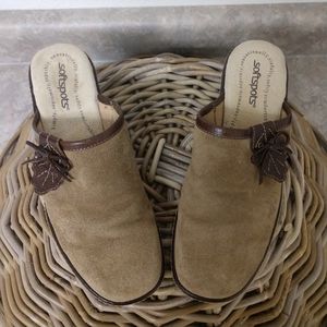 LADIES SOFTSPOTS LARA BROWN COFFEE LEATHER CLOGS M